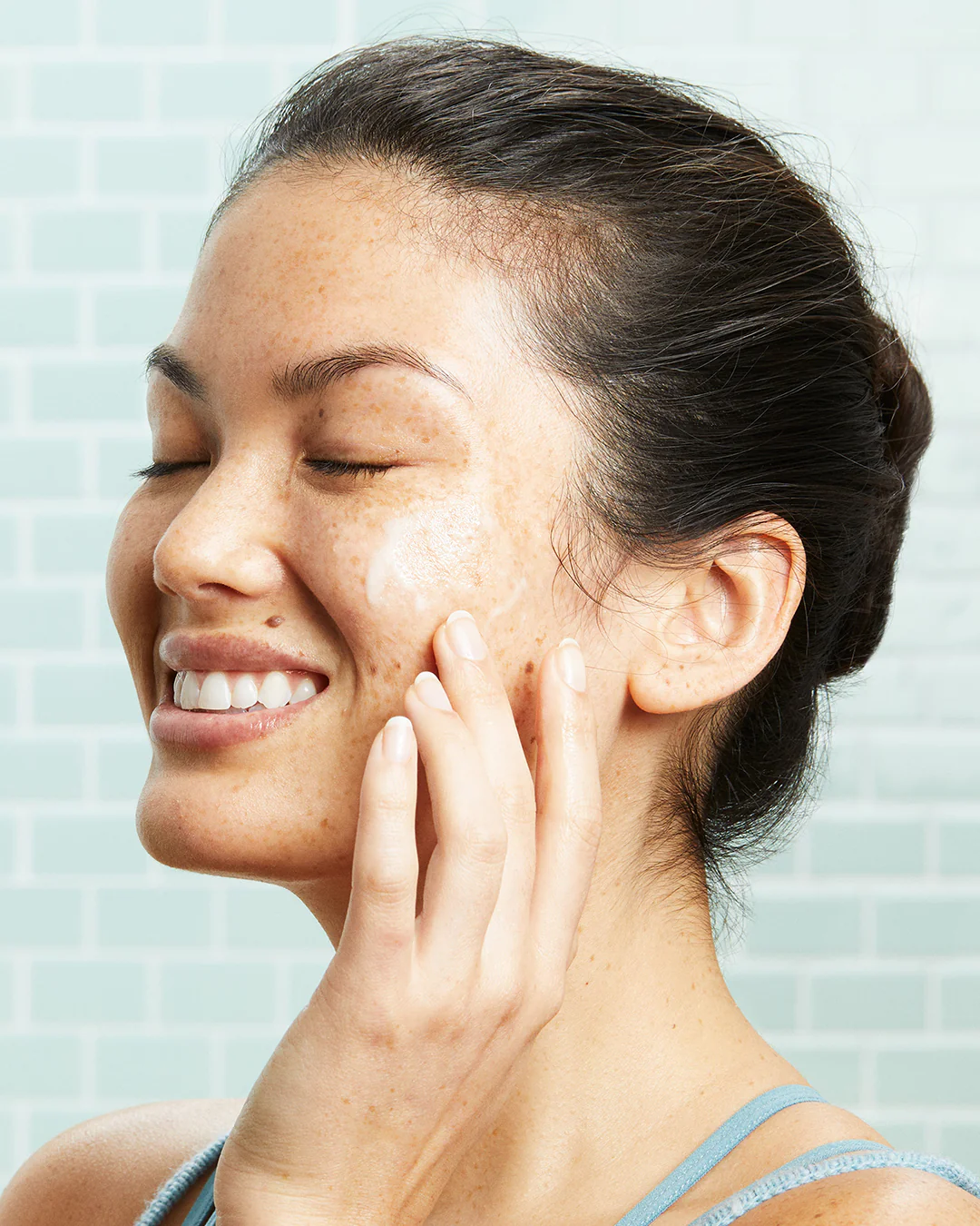 Glowing Greens Detoxifying Facial Cleansing Gel - Image 3
