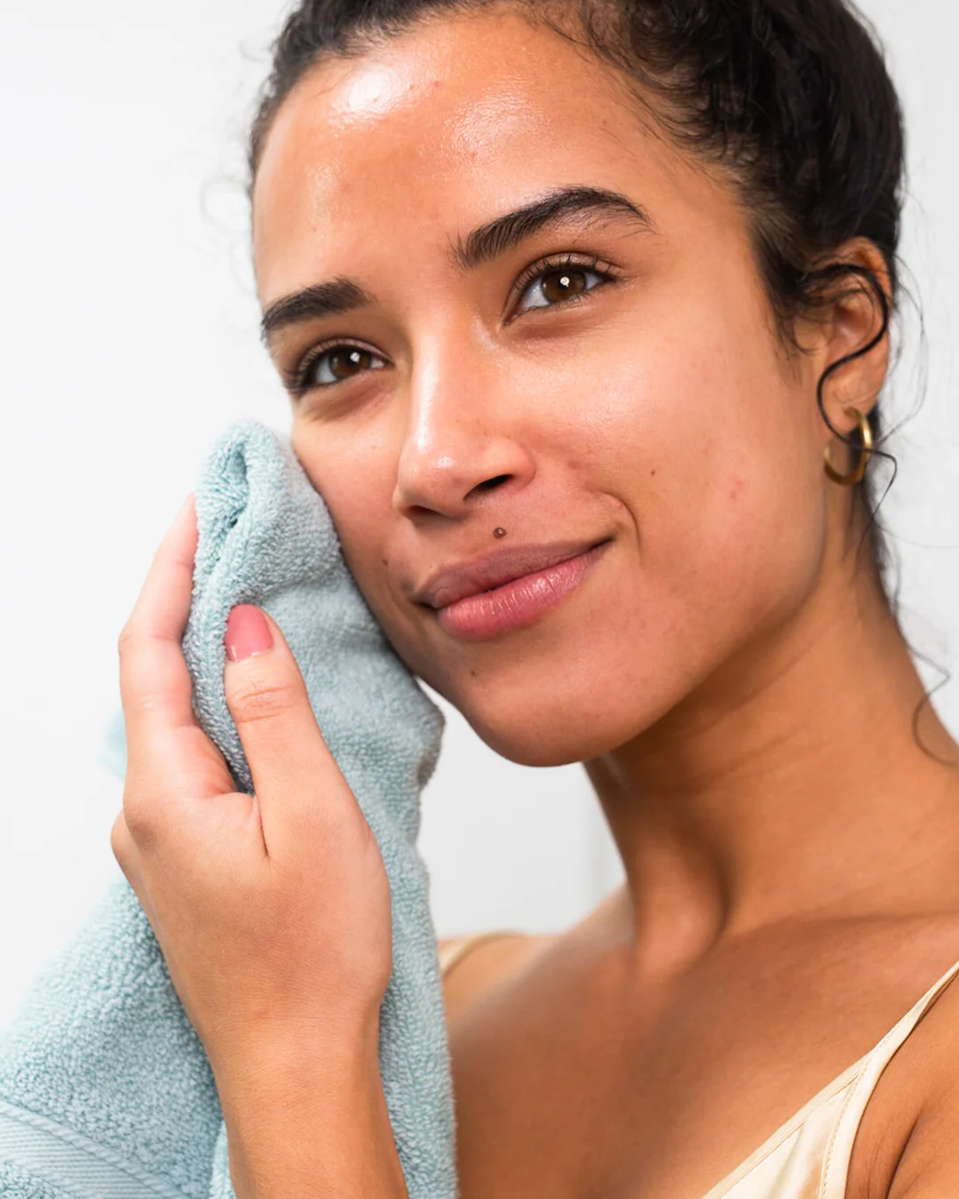 Glowing Greens Detoxifying Facial Cleansing Gel - Image 6
